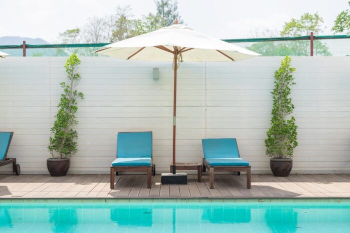 Piscine de jardin avec zone d'ombre